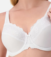 Load image into Gallery viewer, Triumph Embroidered Minimiser Wired bra