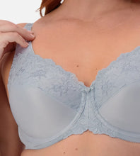 Load image into Gallery viewer, Triumph Embroidered Minimiser Wired bra